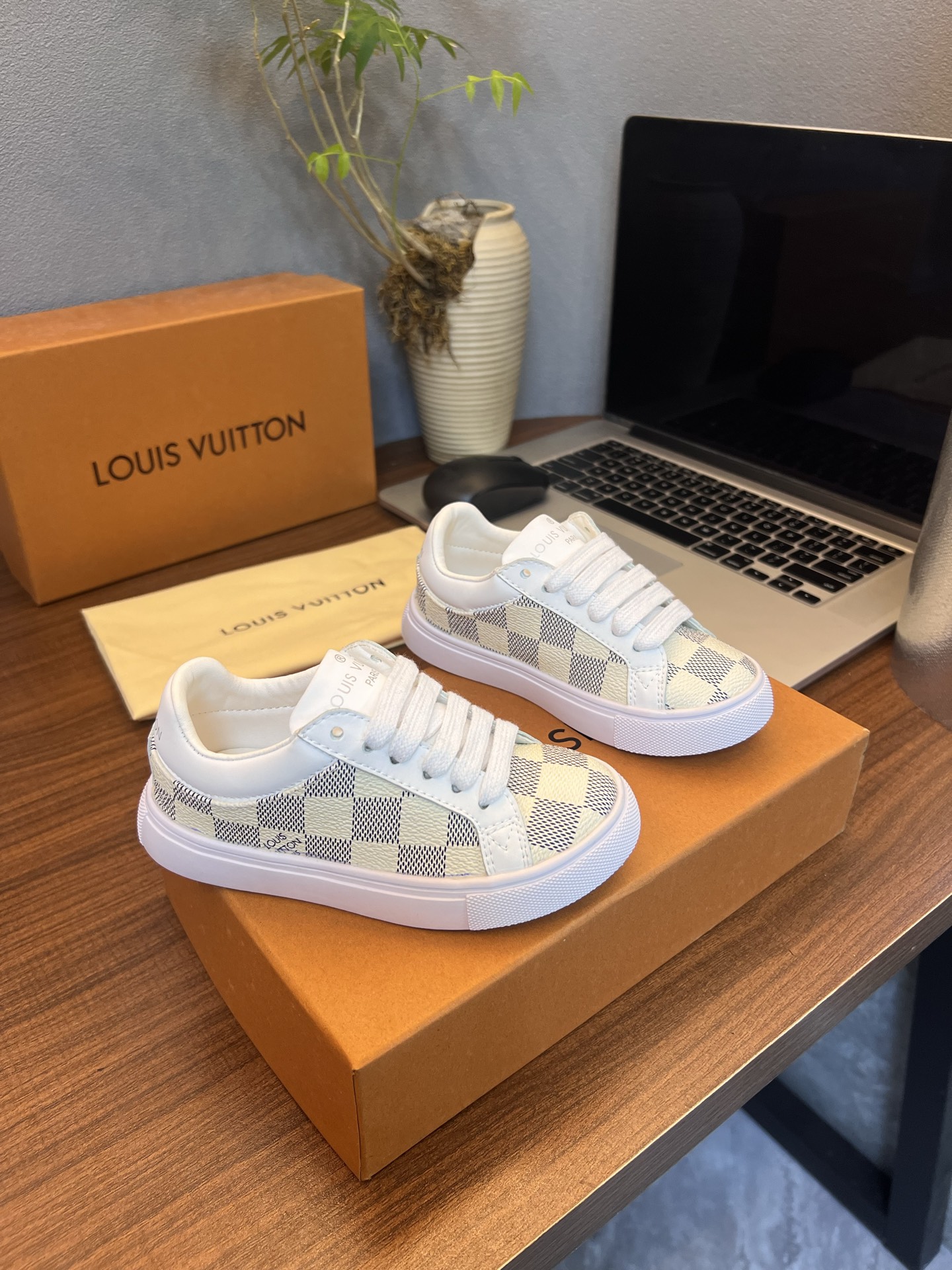 Children's shoes child